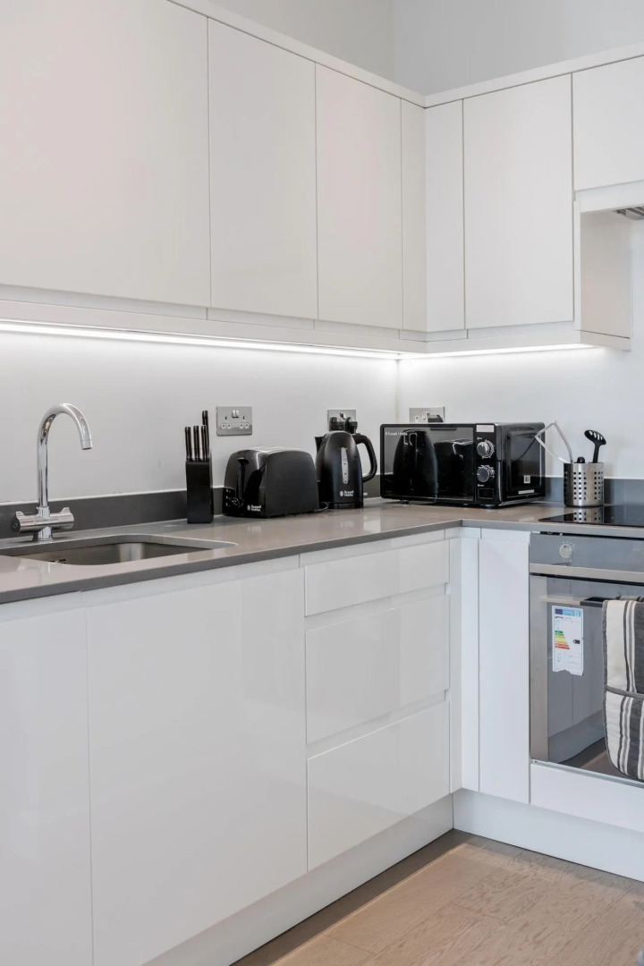 2 Bedroom Top Floor Grosvenor's Luxury Apartment - 5 mins Walk to the Station, Free WiFi