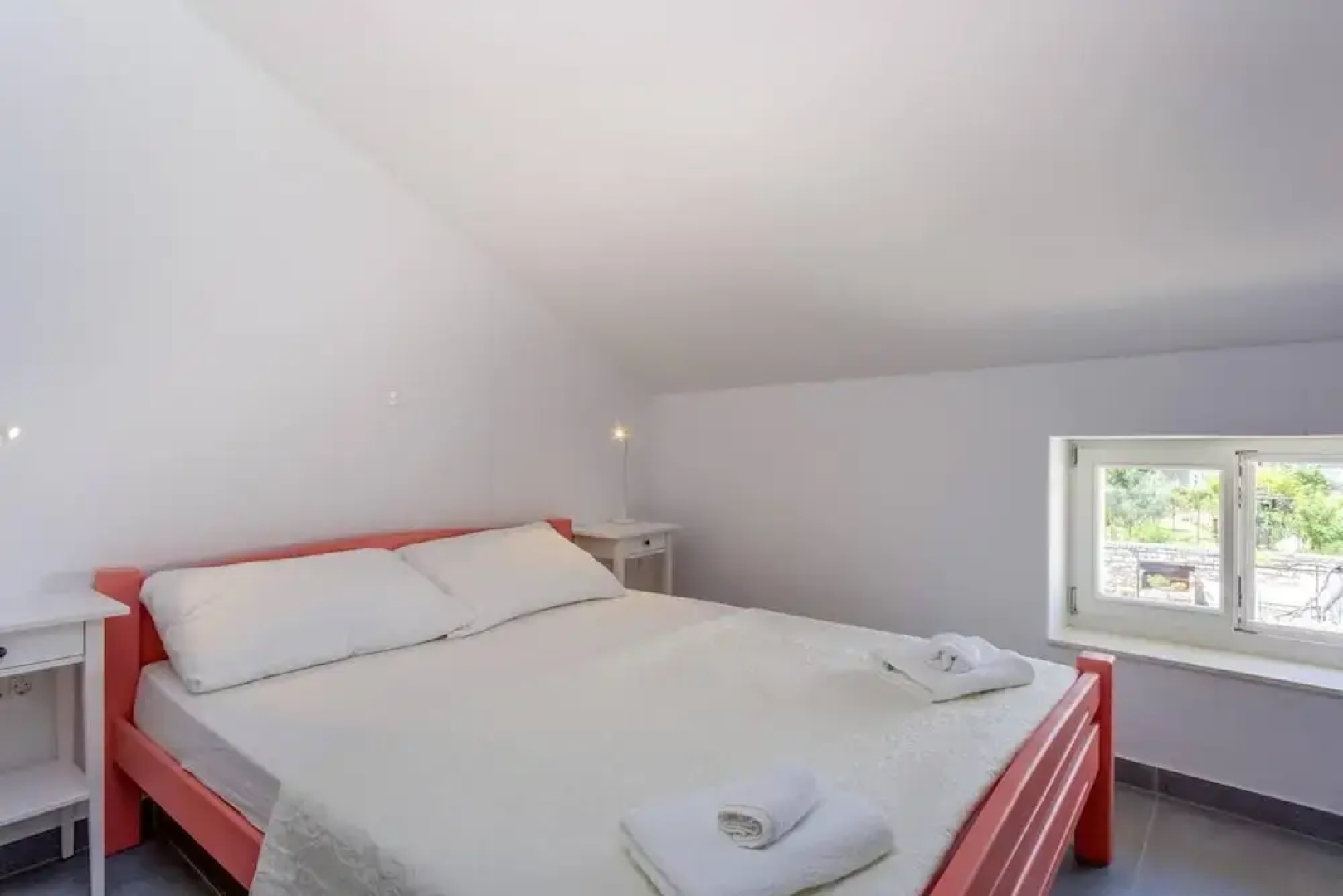 Impeccable 4-bed Apartment in Osor