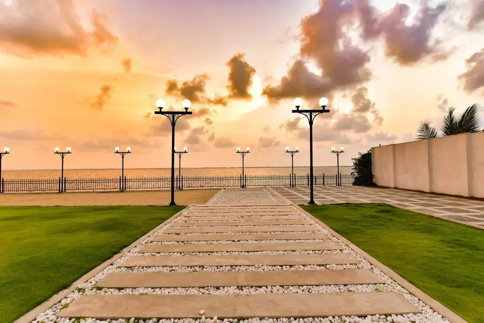 Grandeeza Luxury Hotel