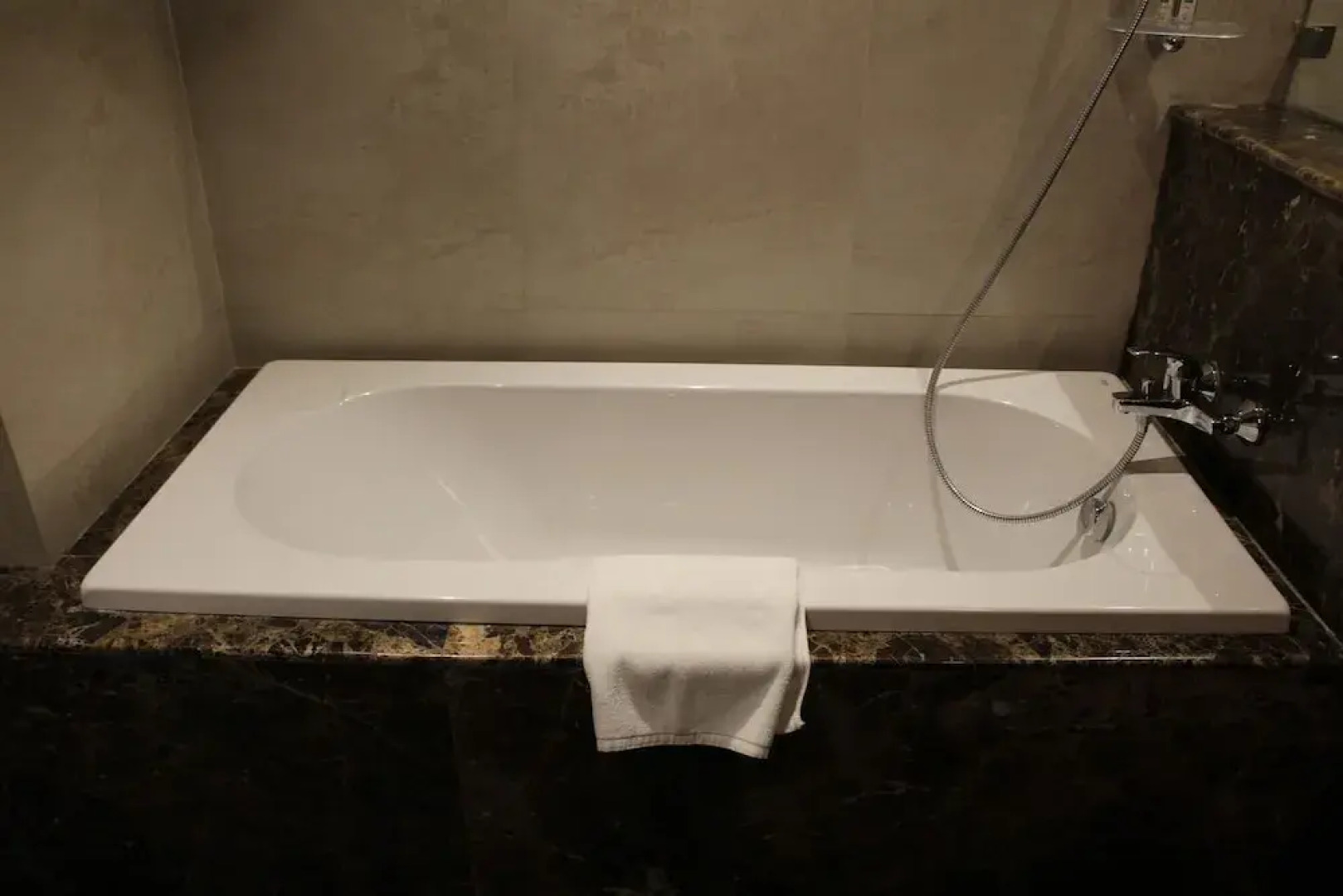 Ariya Hotel