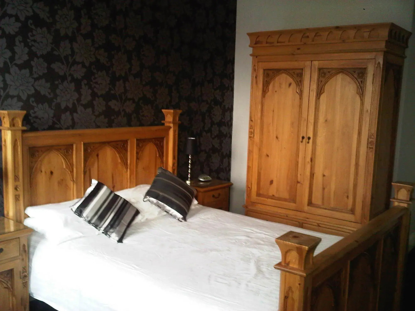 Crown Court Hotel & Bar.