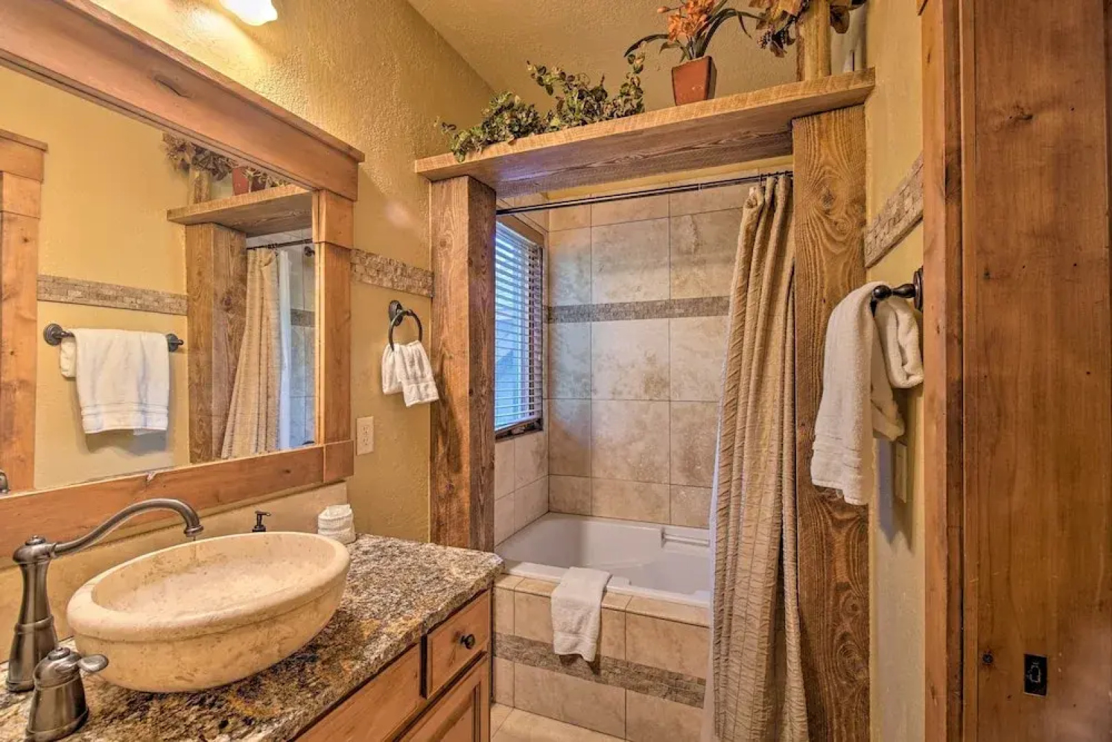 Luxe Mccall Cabin w/ Hot Tub ~ 8 Mi to Skiing