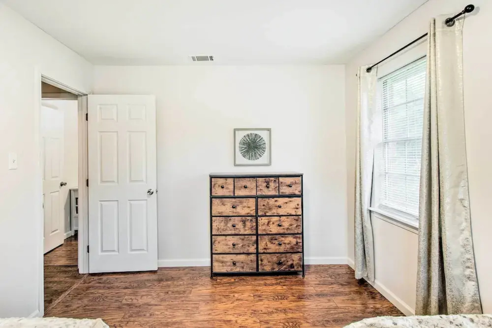 Bright Hinesville Home, 43 Mi to Savannah!