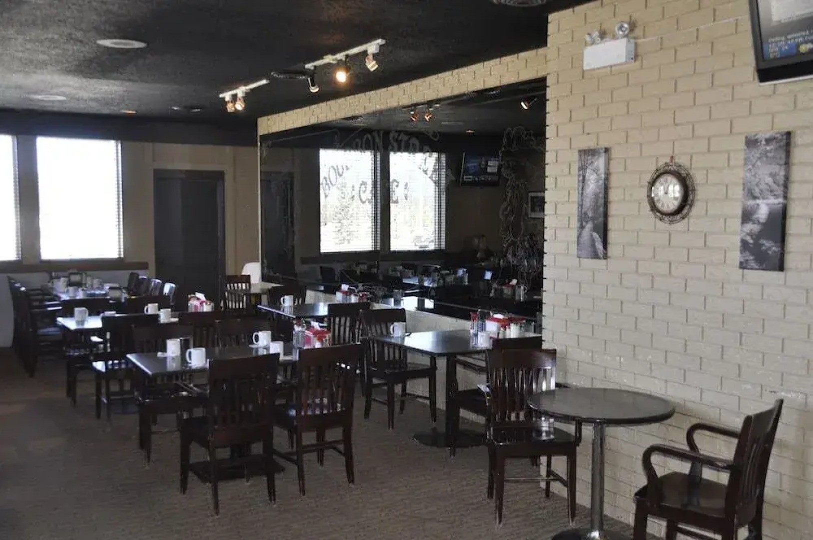 Twin Pine Inn & Suites