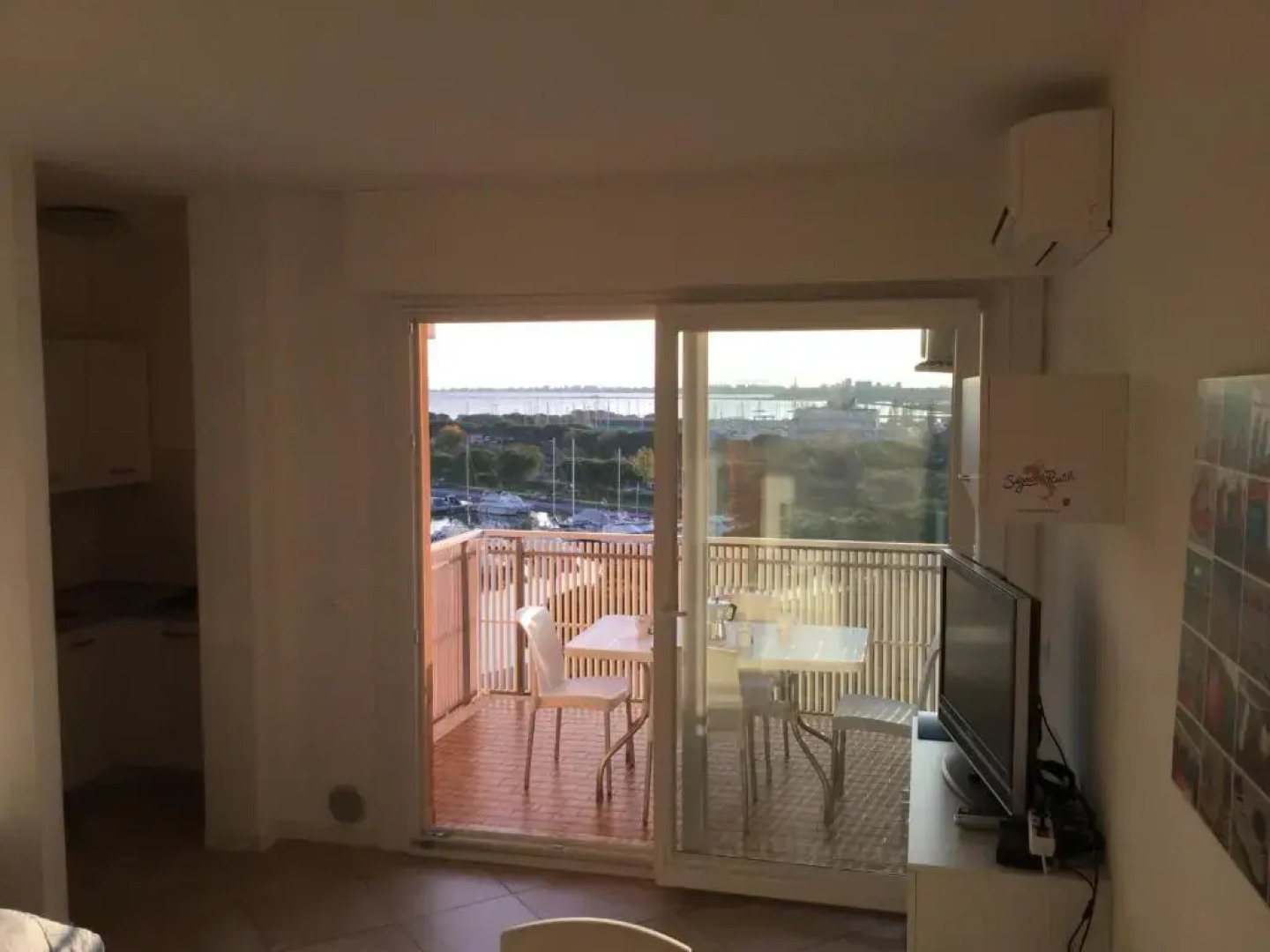 Signora Ruth - Aprilia Residence