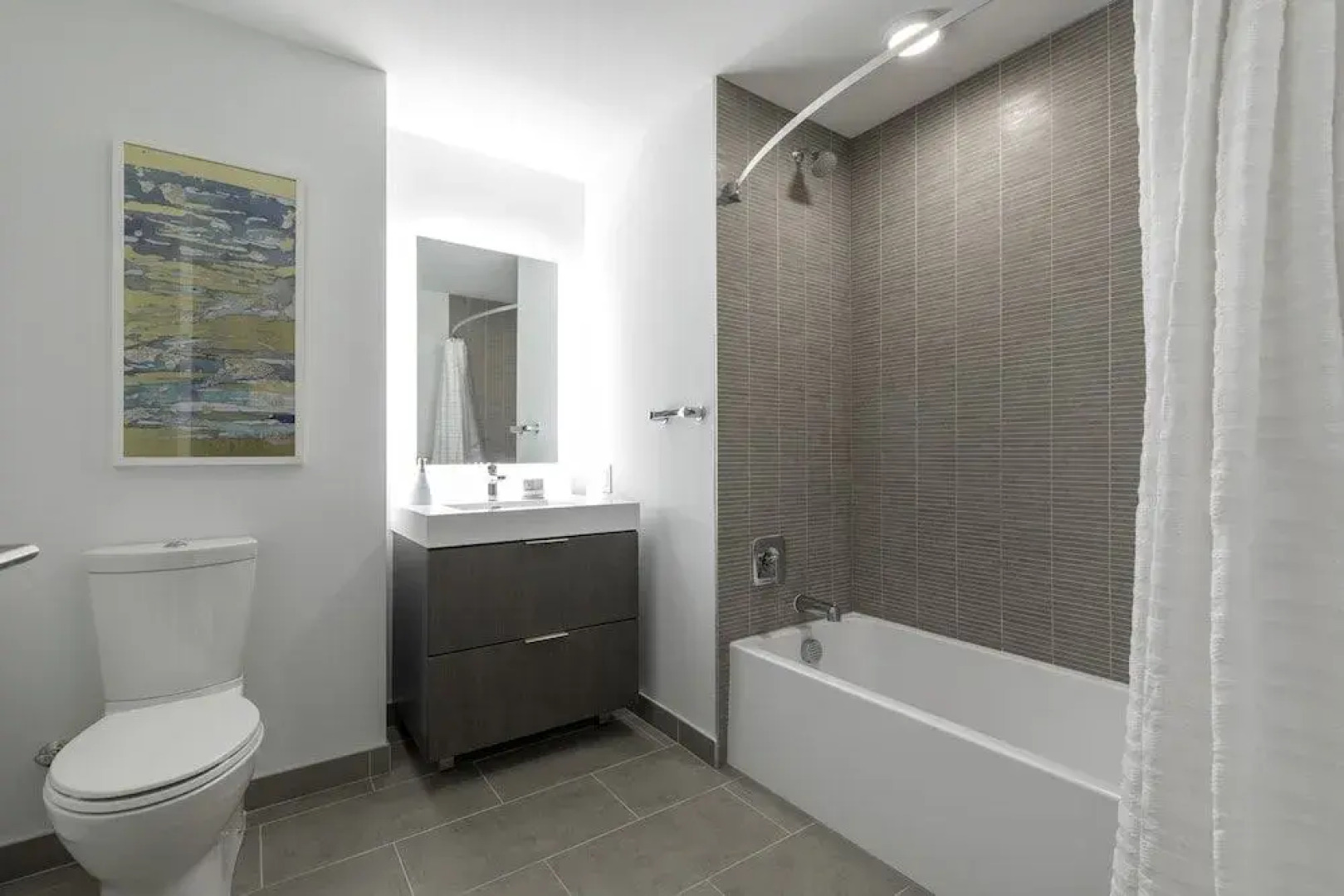 Deedee's Sky Rise Apartments - Newport 2