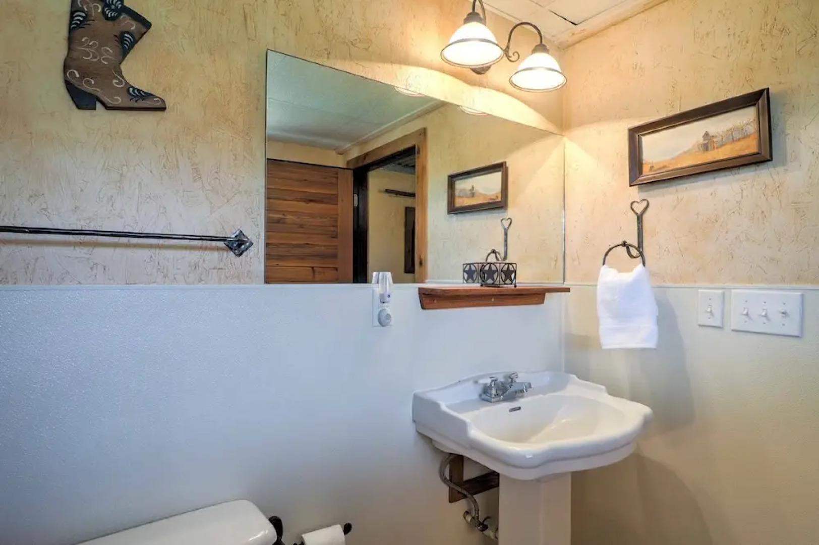 Charming Carmine Studio w/ Pond On 60-acre Farm!