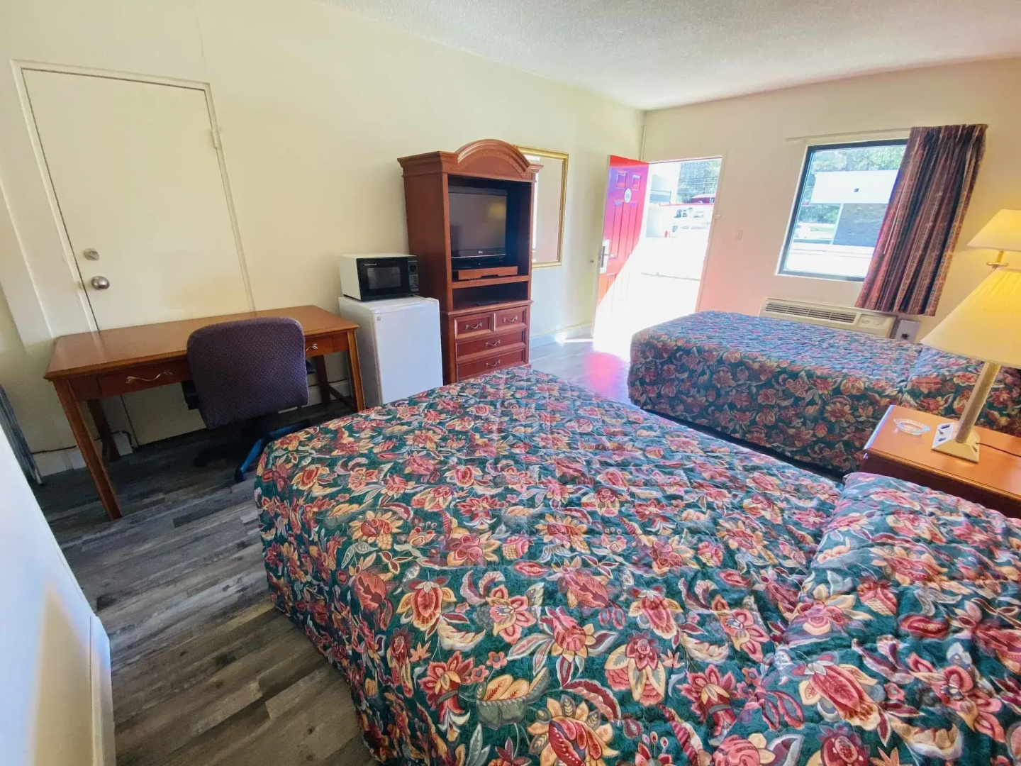 Travelers Place Inn & Suites