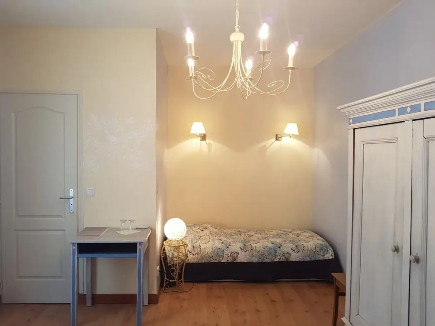 A L'ombre Du Clocher