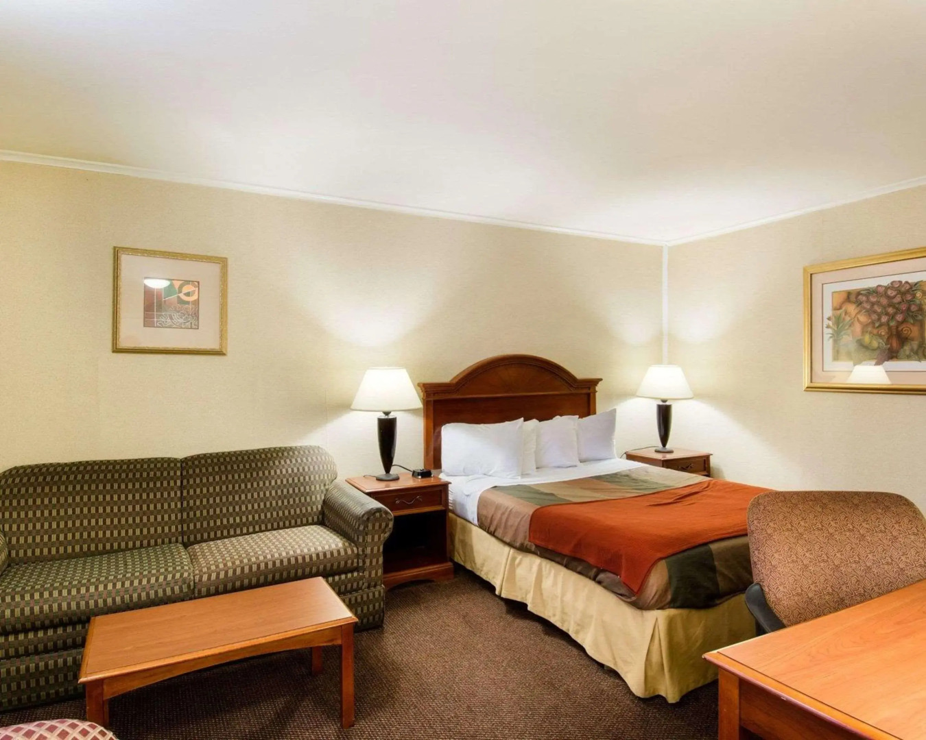 Econo Lodge Inn & Suites