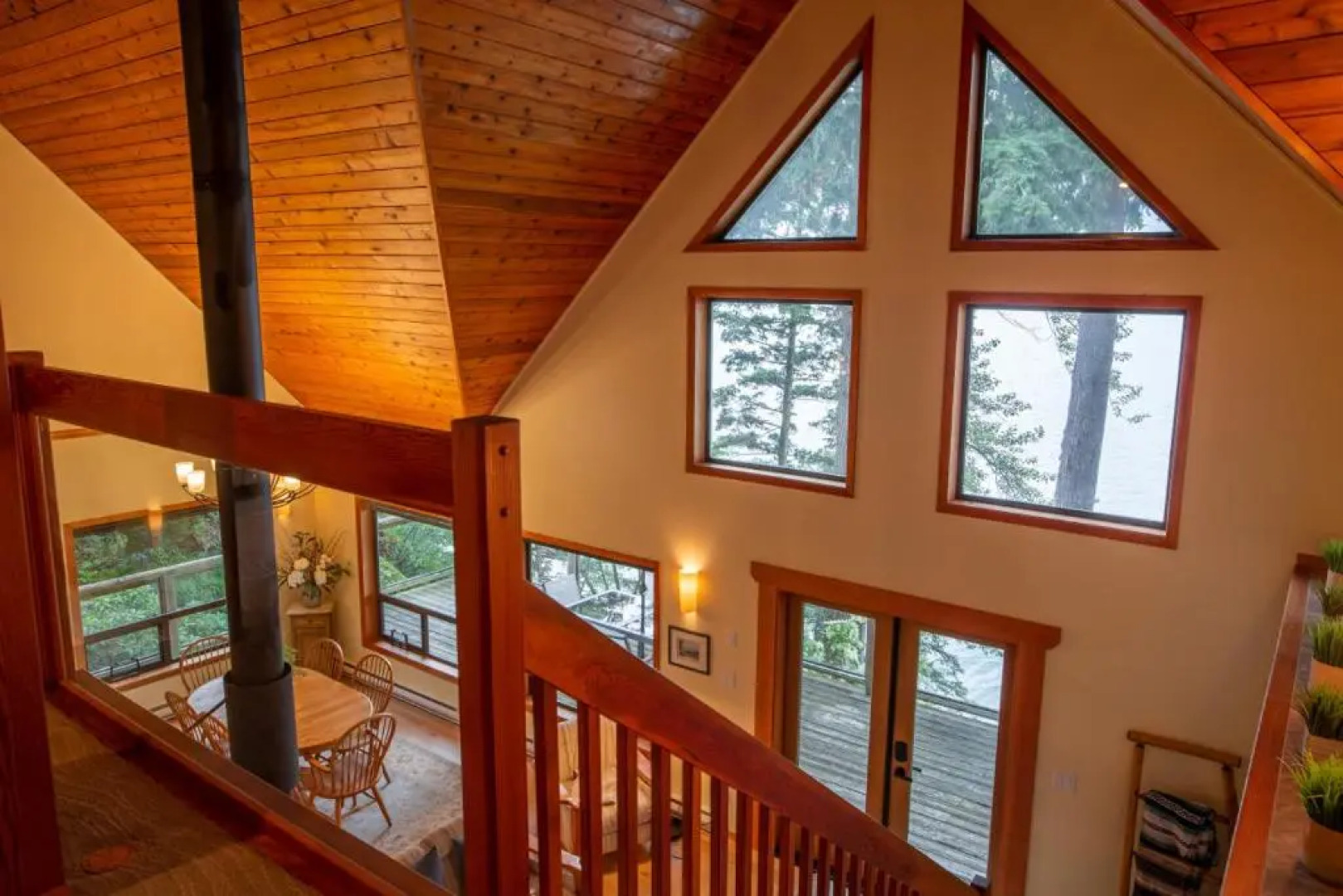 The Overlook, Luxury Lakeside Home with Dock