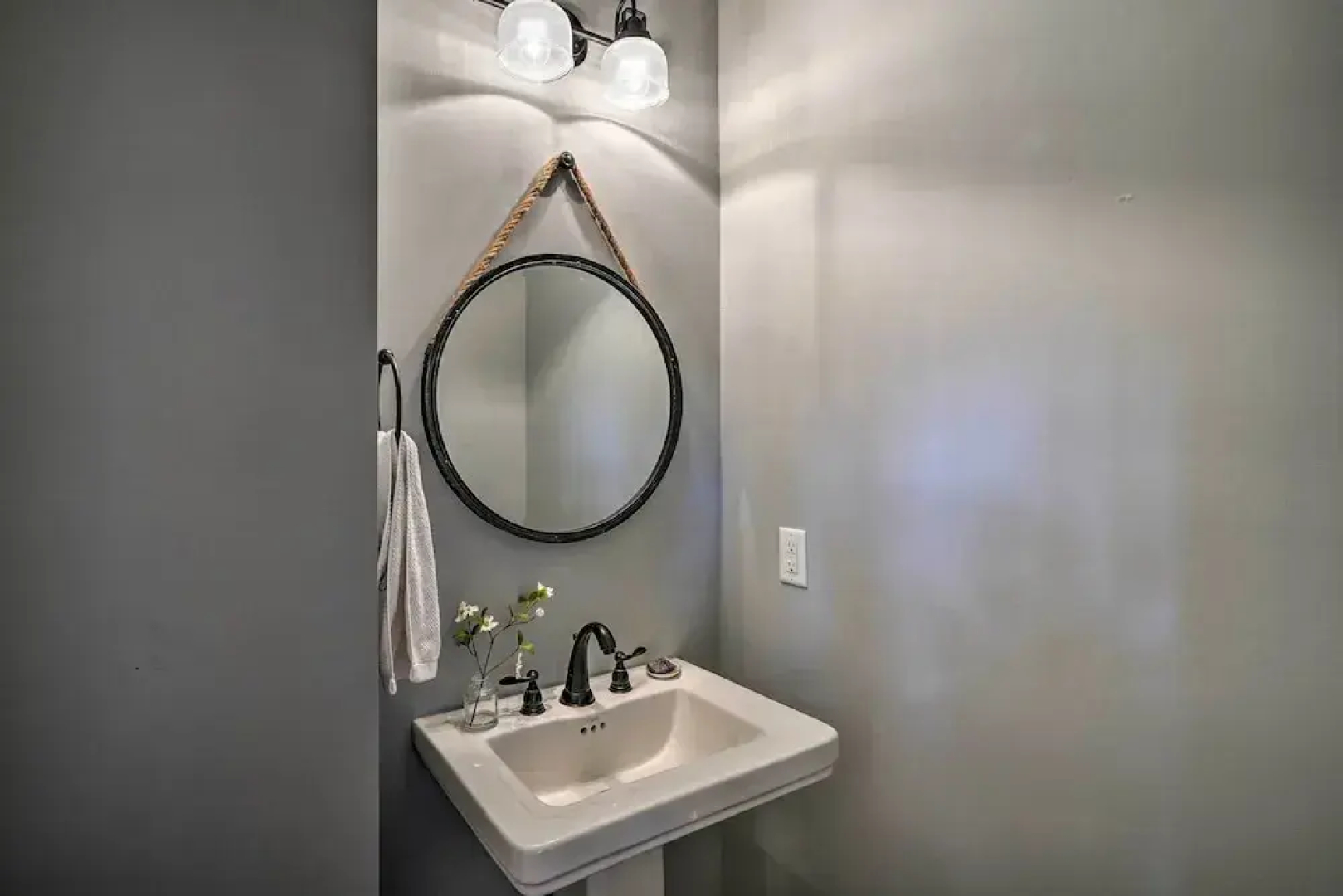 Cozy Southern Pines Retreat 1 Mi to Downtown!