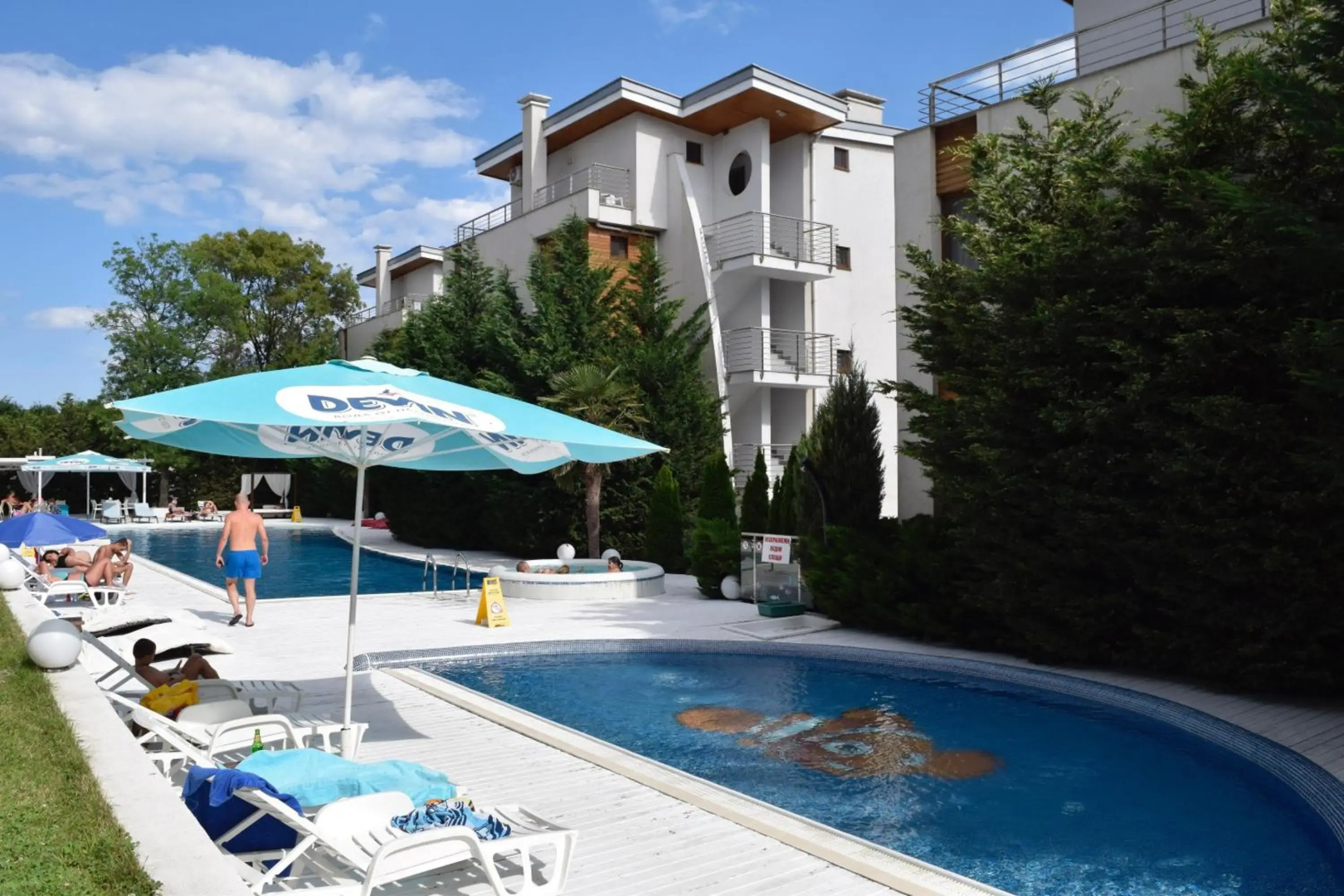 White Sails Apartments