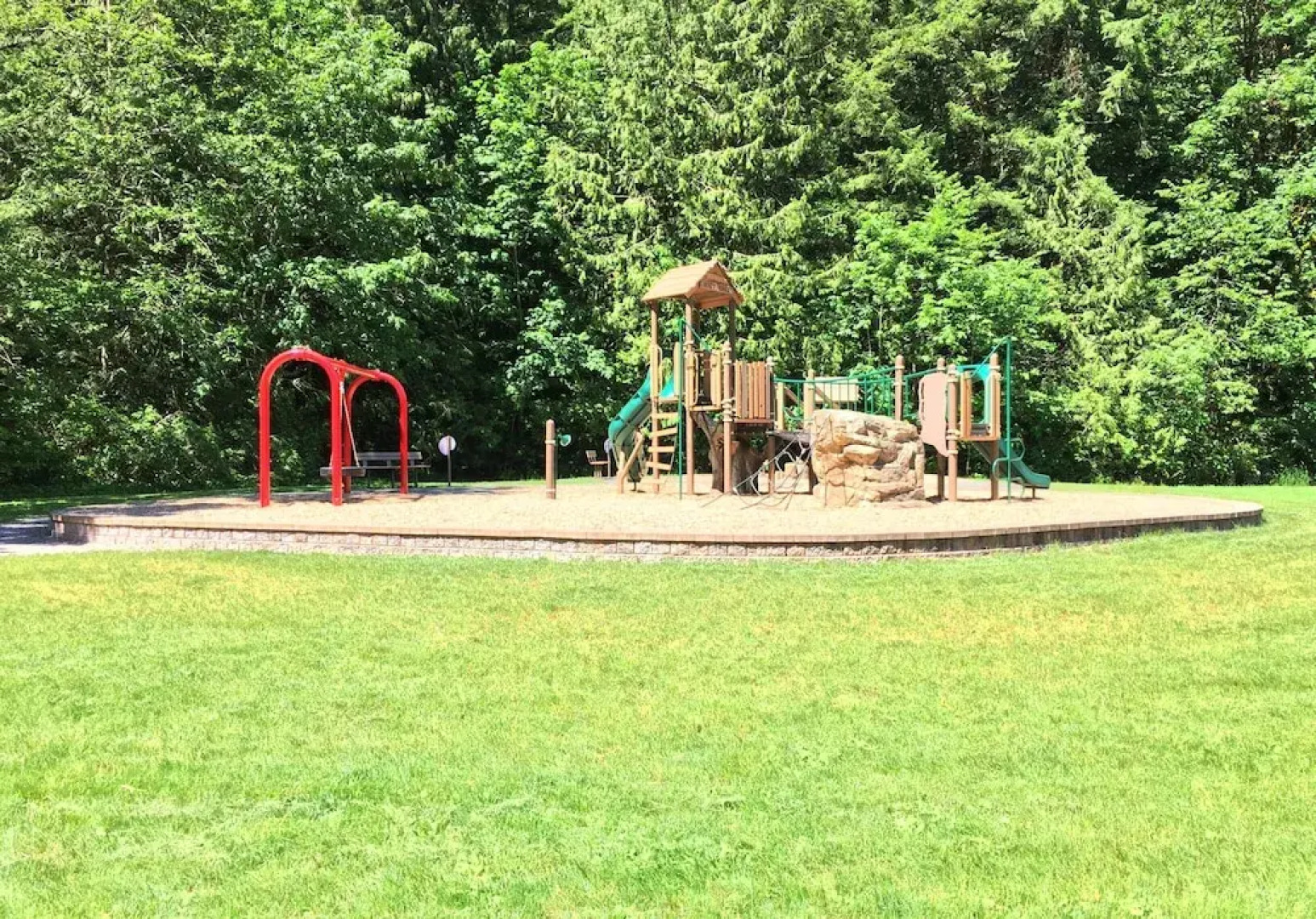 83MF - Lakeside - Hot Tub - WIFI - BBQ - Dock - Sleeps 4 NO PETS