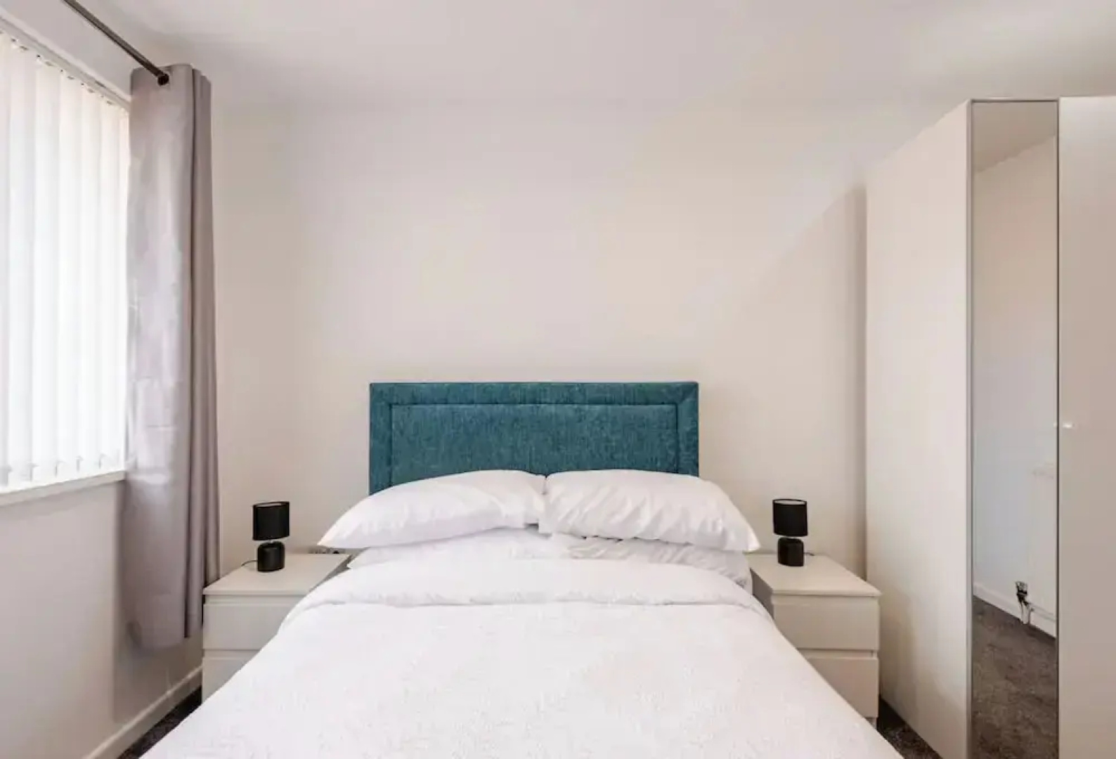 4 bed House - Private Garden - Free Parking
