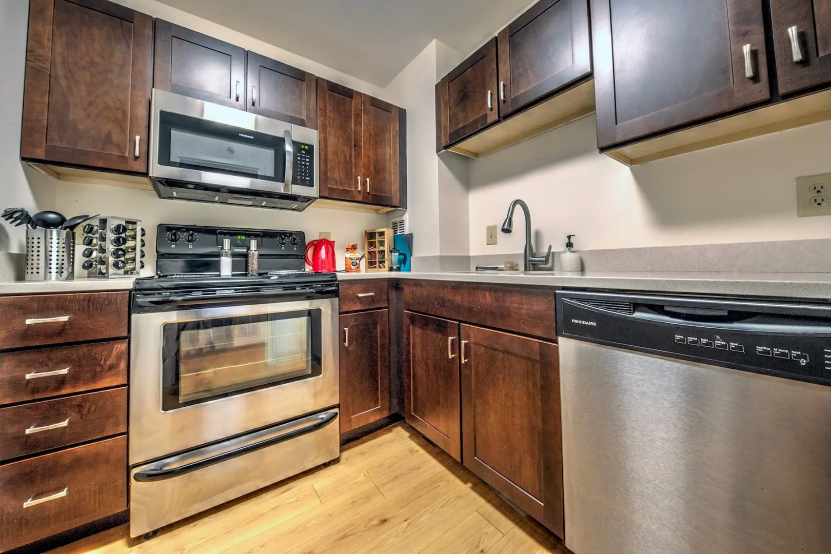 Bright Condo, Plenty of Room, Sleeps Upto 8