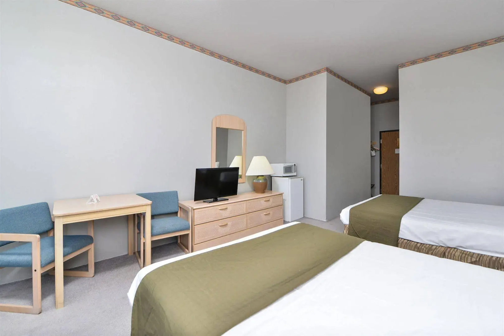Econo Lodge Inn & Suites