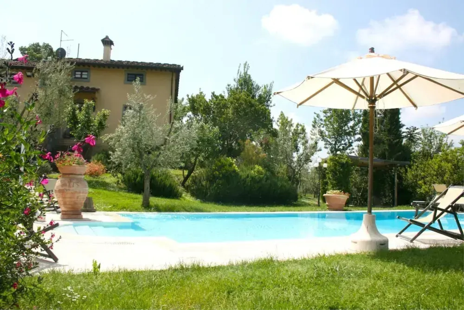 Private Villa with AC, private pool, WIFI, TV, terrace, pets allowed, parking, close to Arezzo