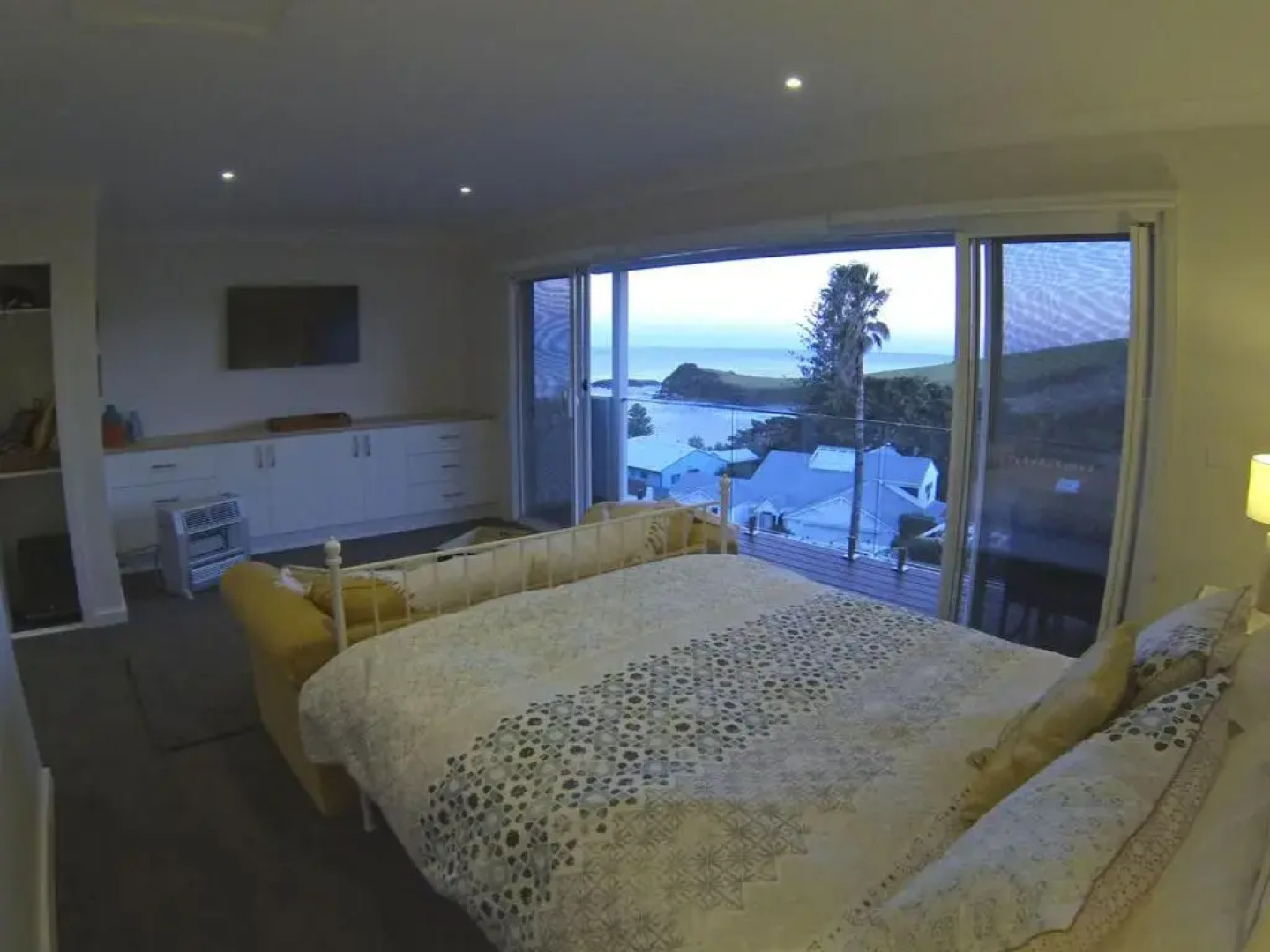 WHALE WATCH FOR FOUR Gerringong 4pm check out Sundays