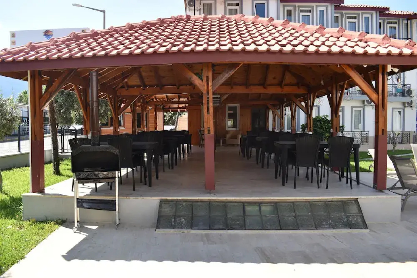 Akin Apart and Hotel