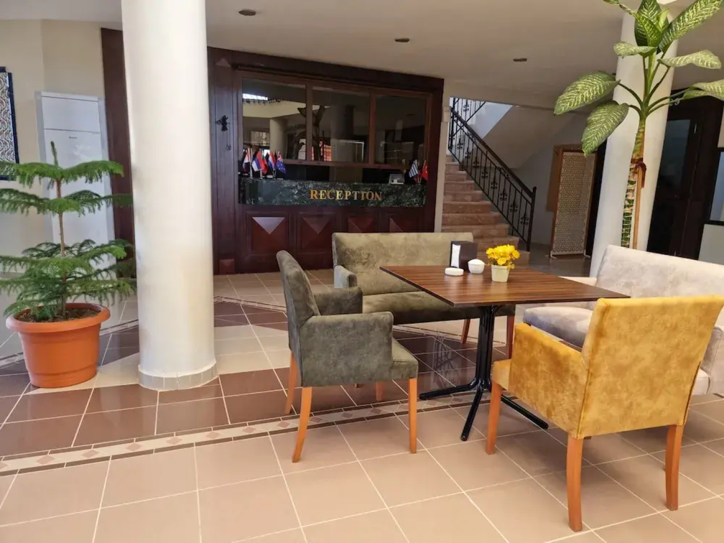 Flora Hotel