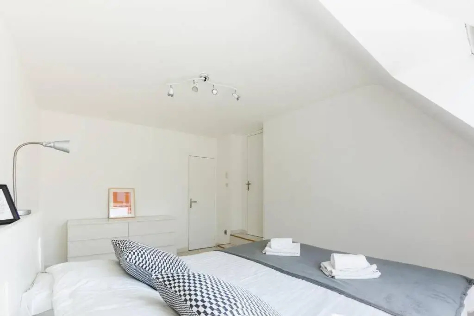 Charmante maison spacieuse et lumineuse, au calme avec un petit jardin