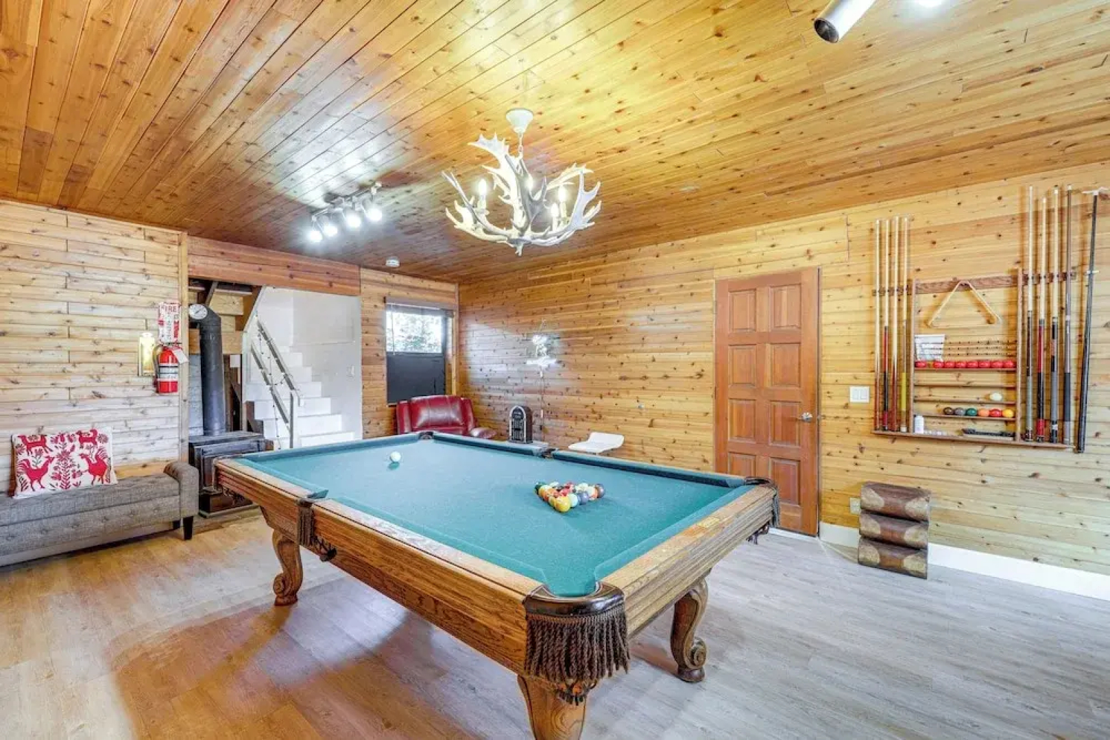 Wraparound Deck & Grill: Wrightwood Cabin Near PCT