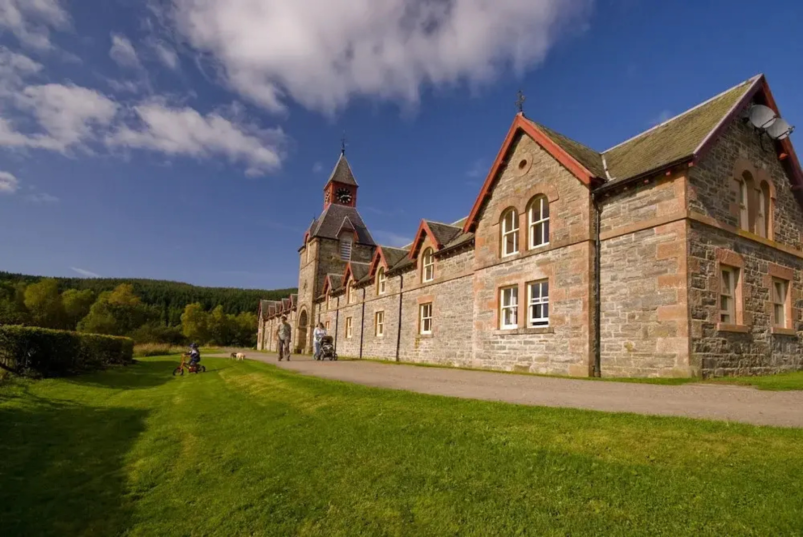 Tomich Holidays Courtyard Cottage