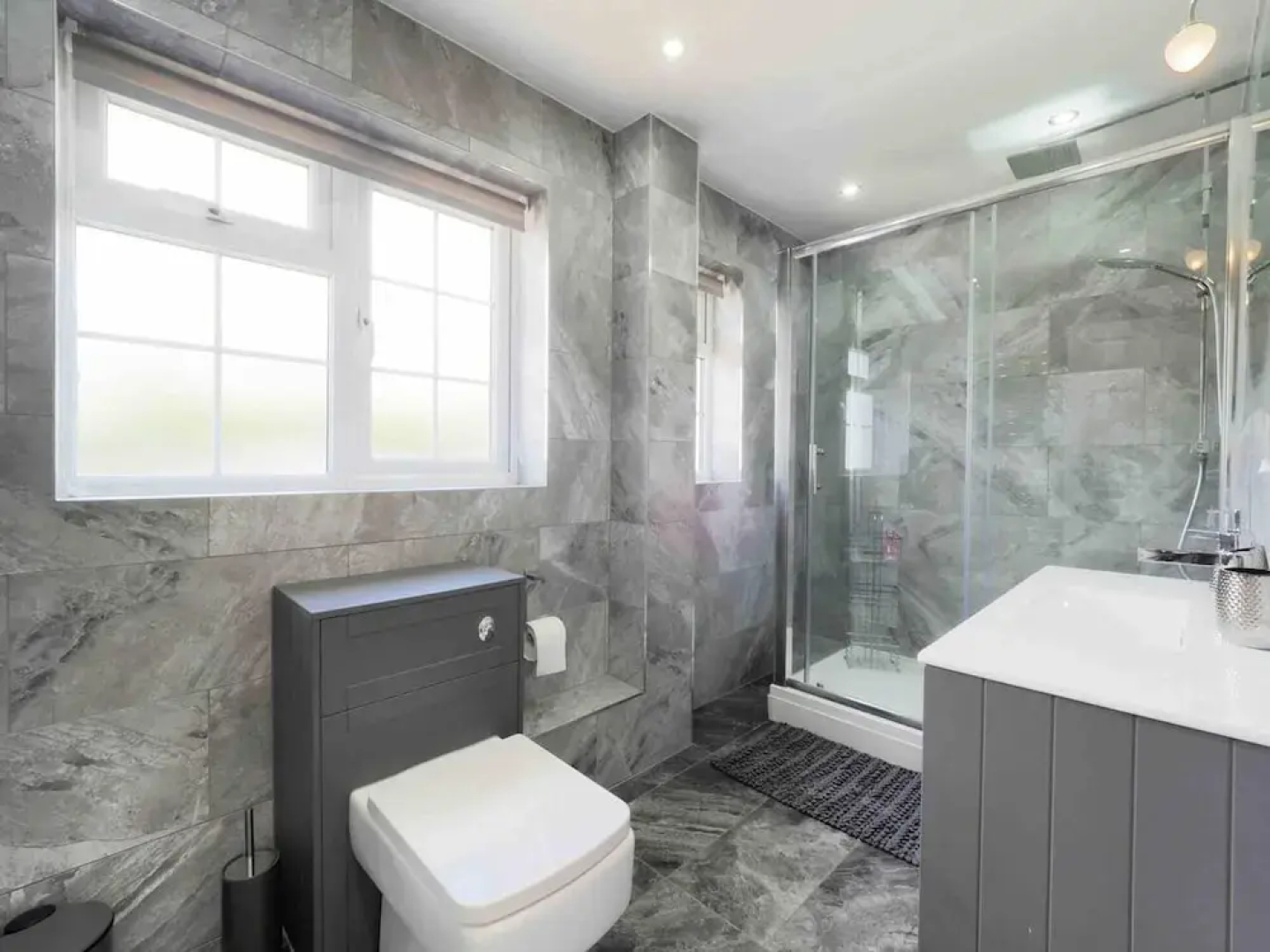 Inviting 7-bed House With sea Views in Hythe