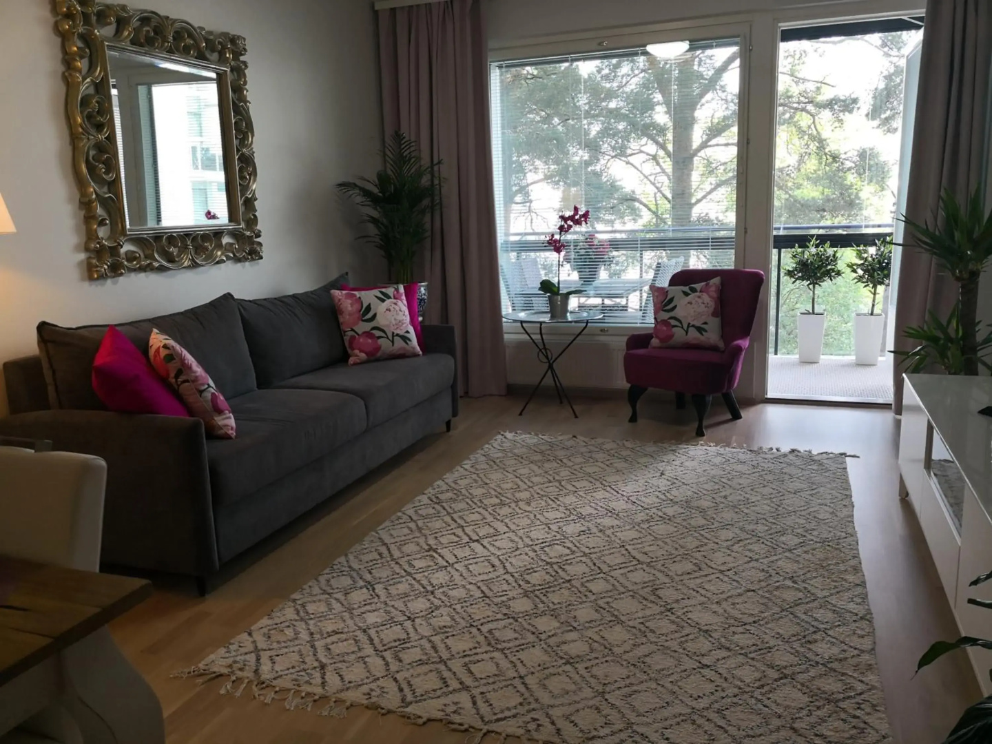 Charming Pine View Apartment