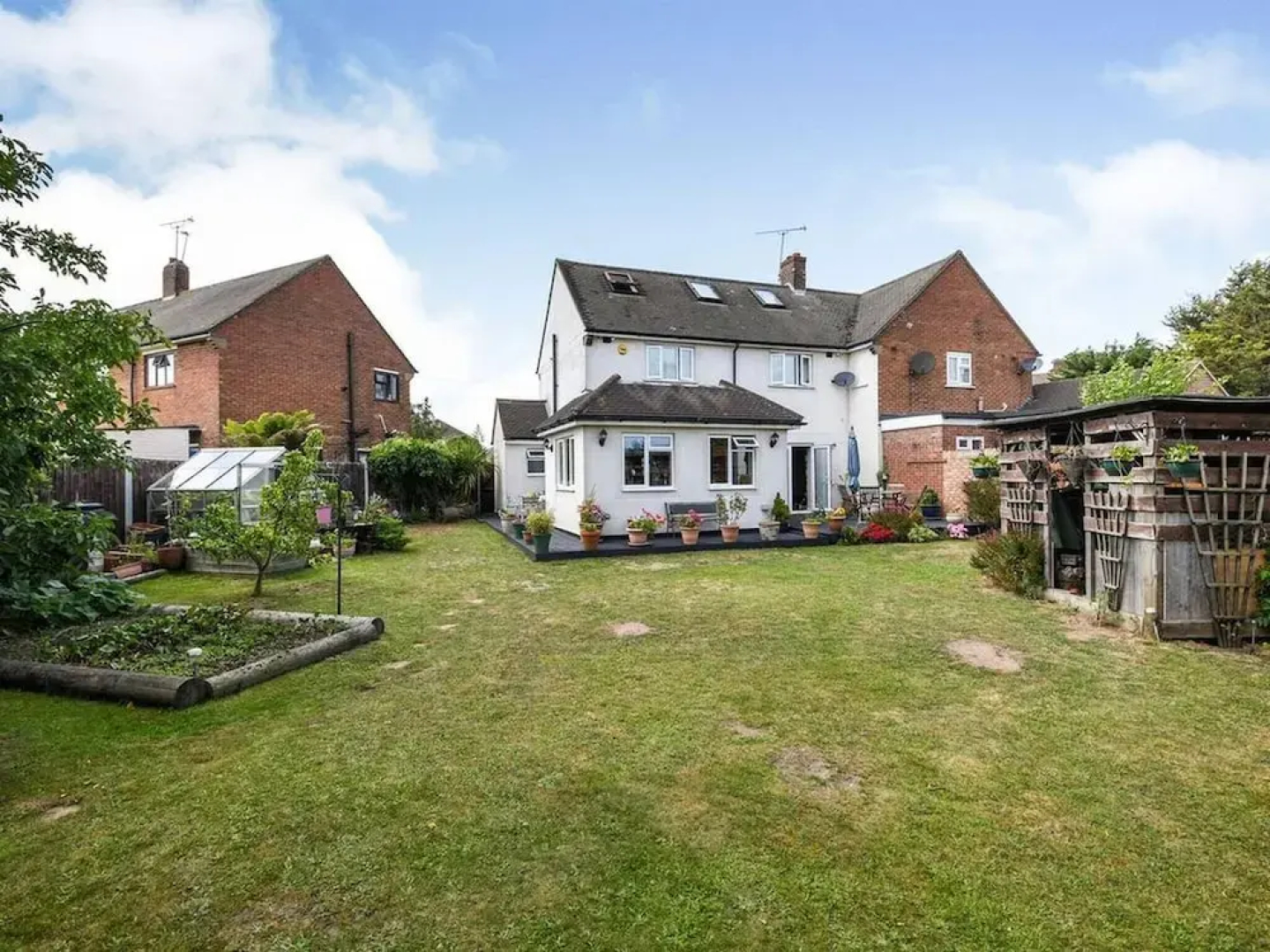 Spacious 3bed Property With Parking Large Garden