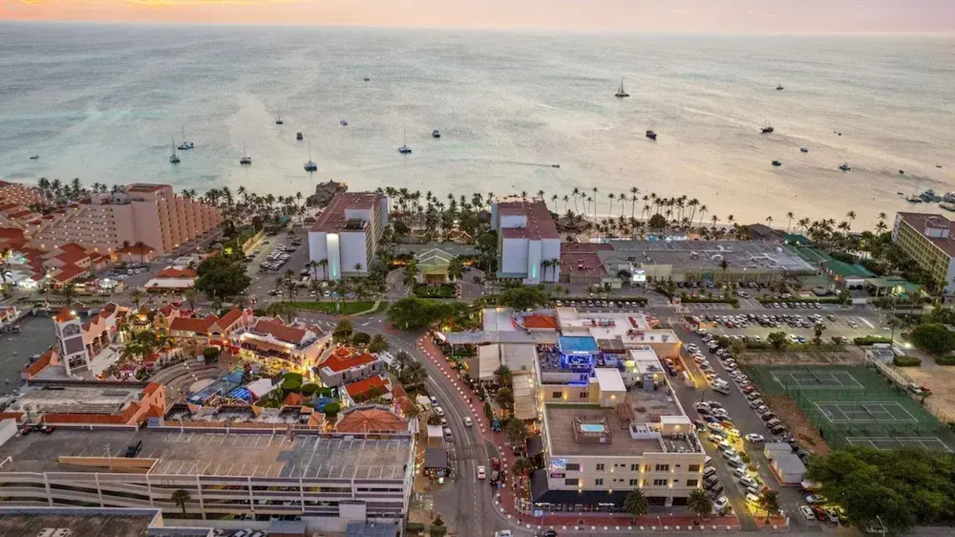 The Cove 106 in Palm Beach Aruba - Prime Location - Free Parking