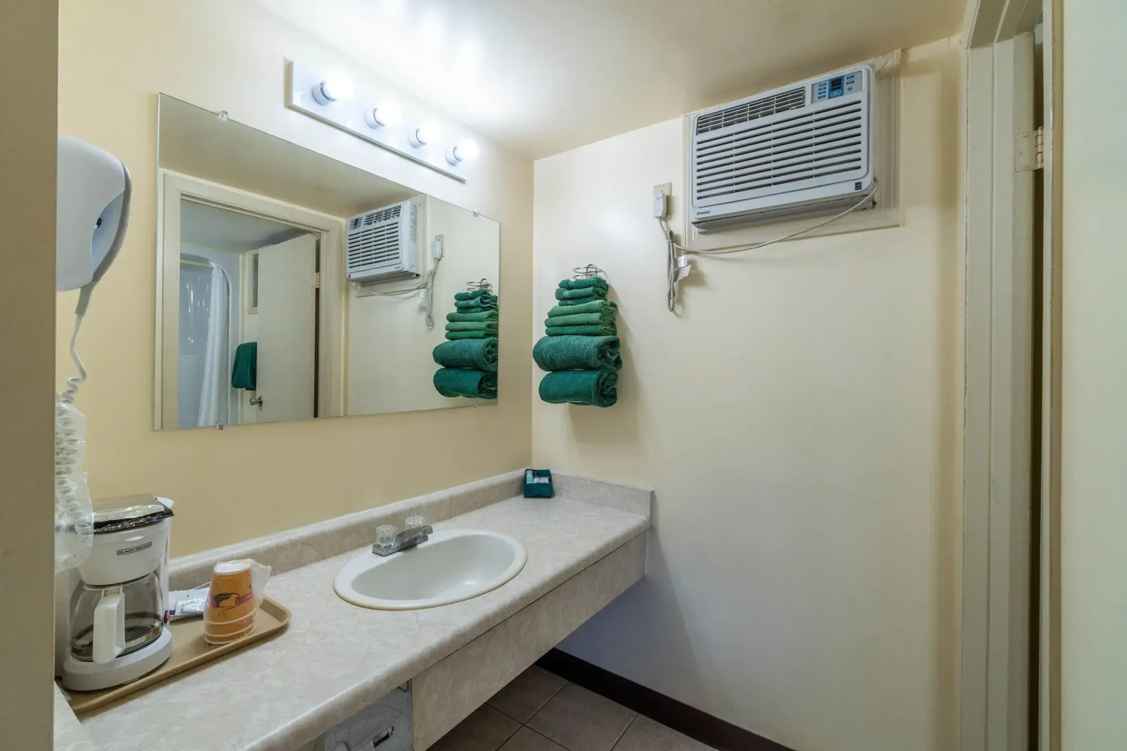 Canadas Best Value Desert Inn & Suites Cache Creek