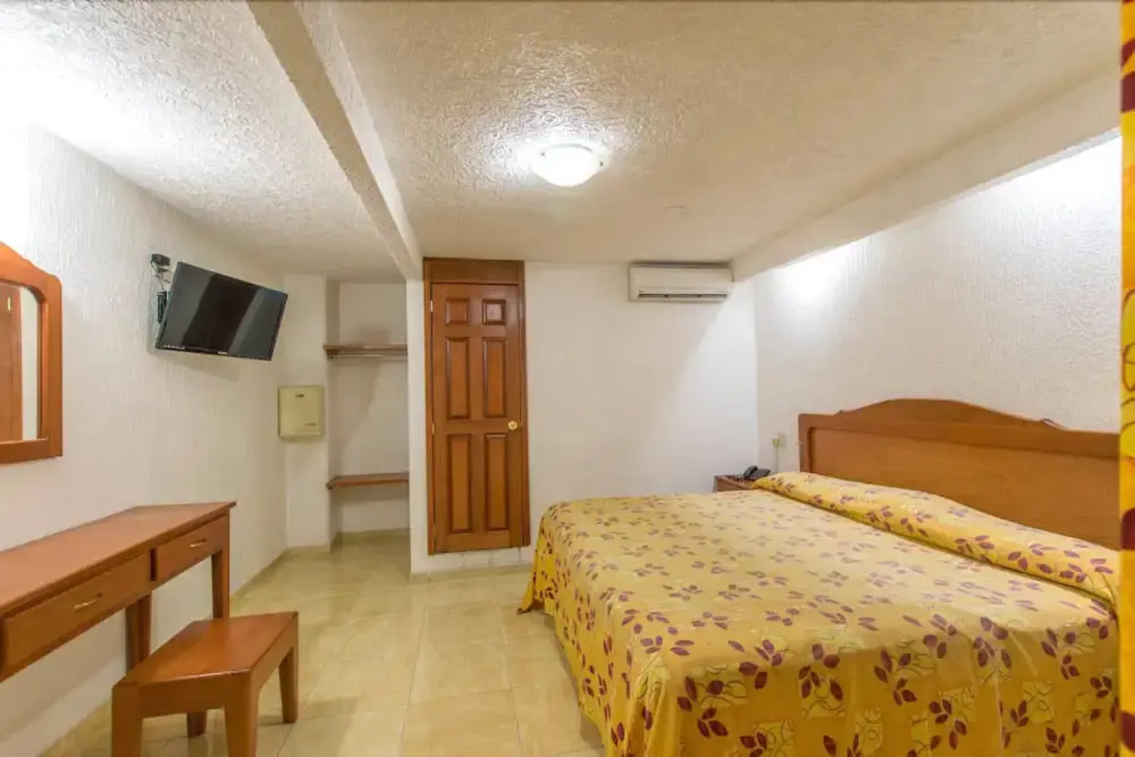 Suites Poliforum Inn