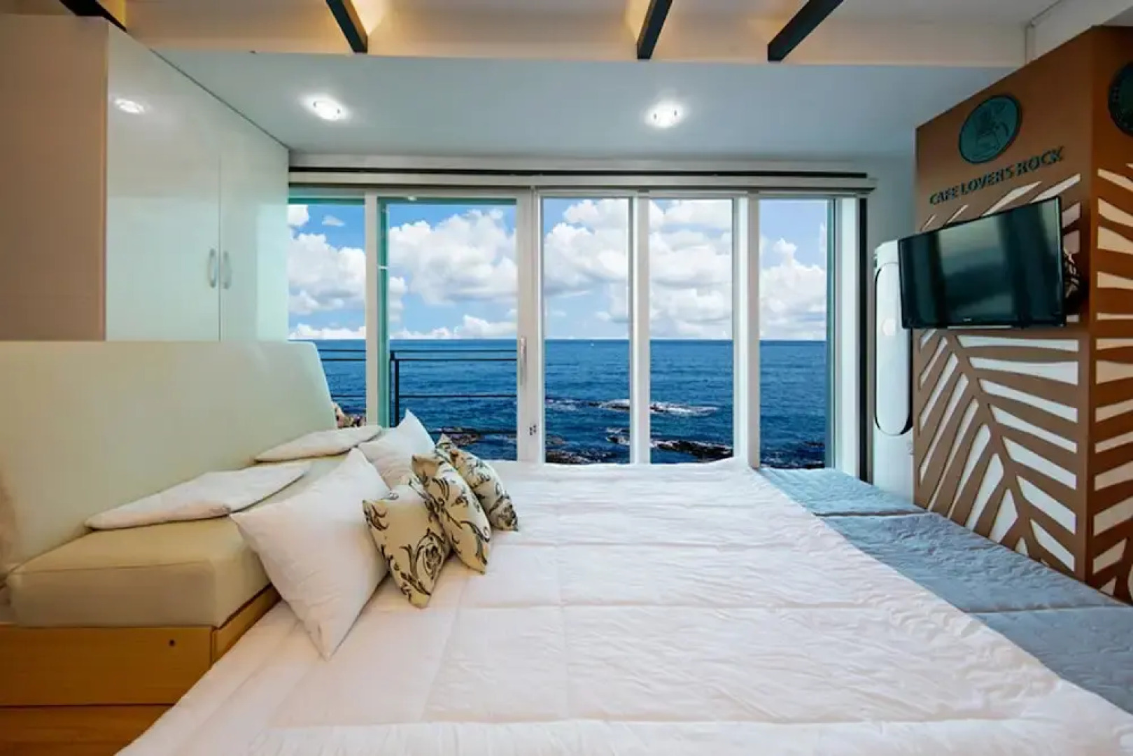 Pohang Couple Stone Pension