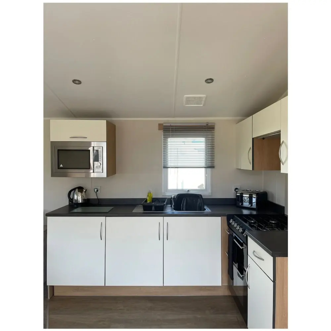 Caravan - Sleeps 6 & Parking
