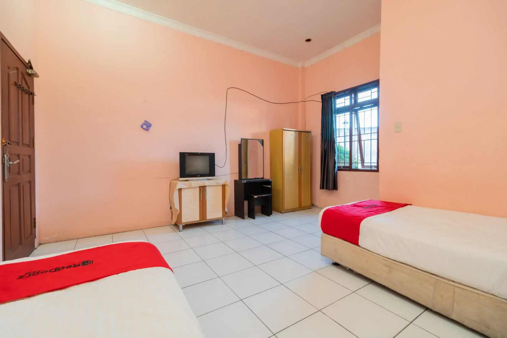 RedDoorz near Silangit International Airport