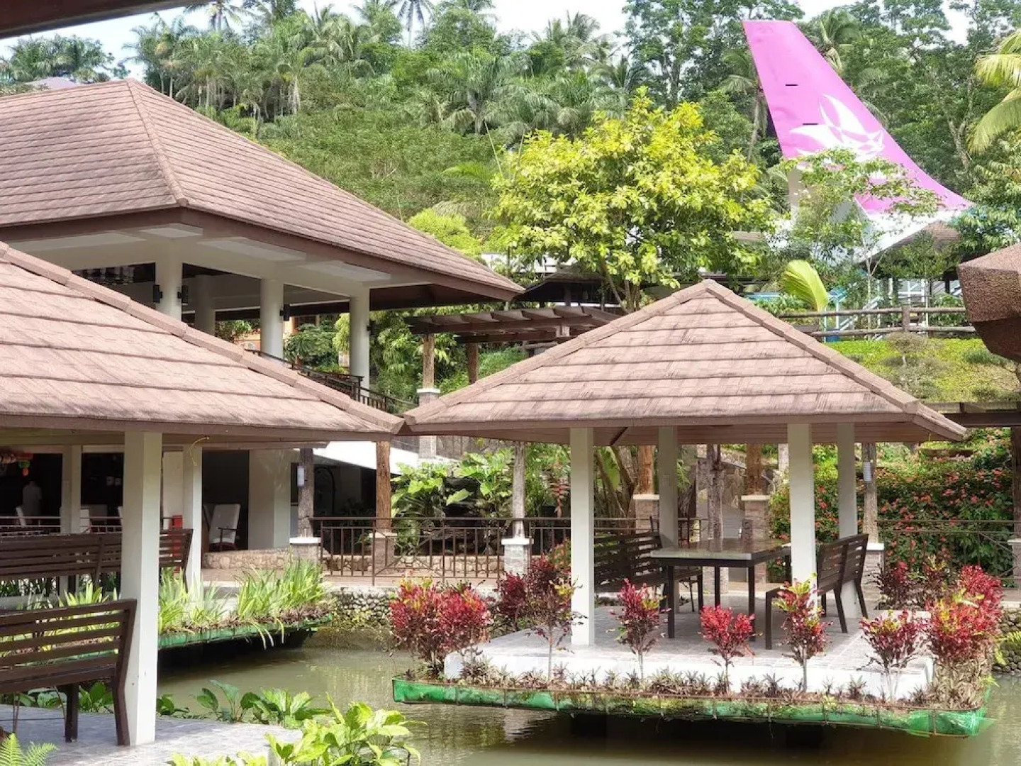 Kamayan sa Palaisdaan Hotel and Resort