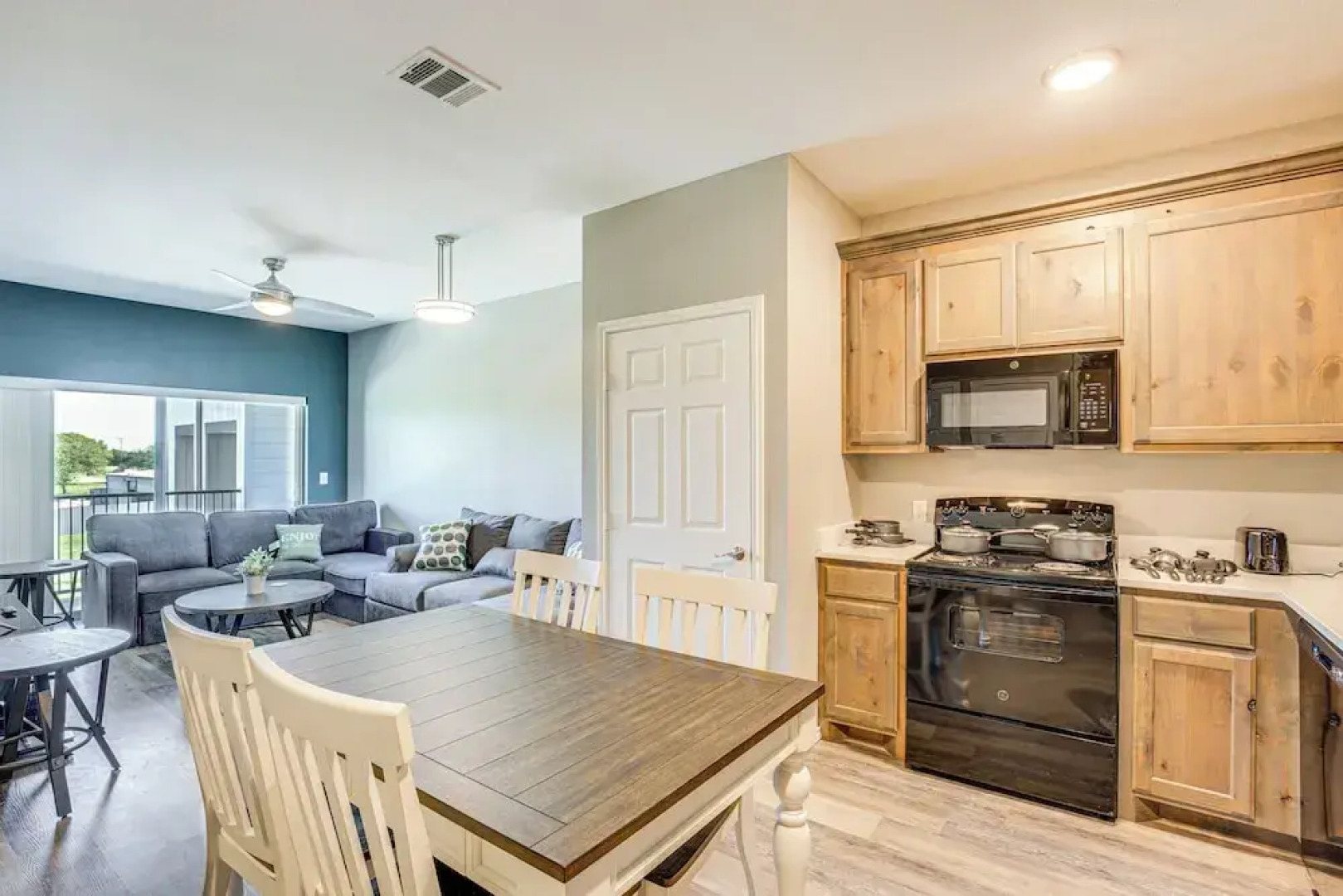 Close to Lakes, Parks & Winery: Bonham Apt