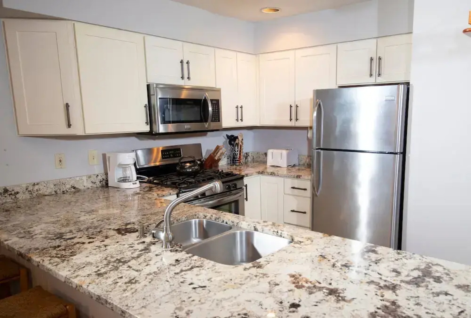 Modern & Updated Winterplace 3br- Sleeps 12 3 Bedroom Condo by RedAwning