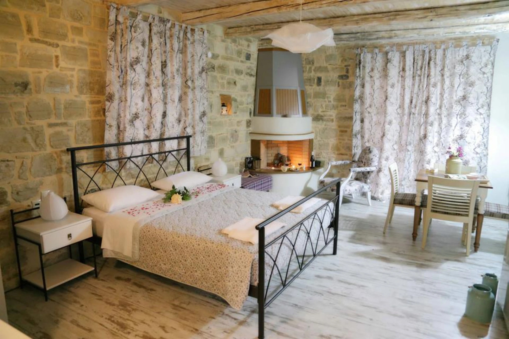 Asion Lithos - Deluxe Studio