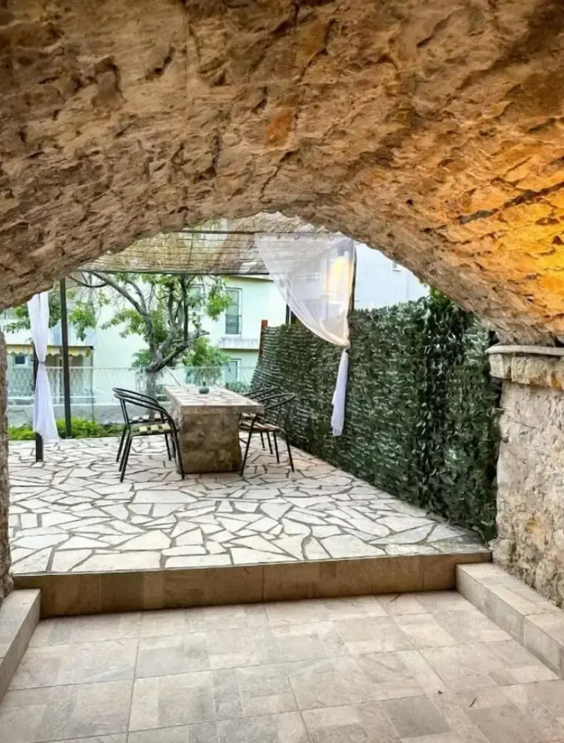 Sereni̇ta Stone House