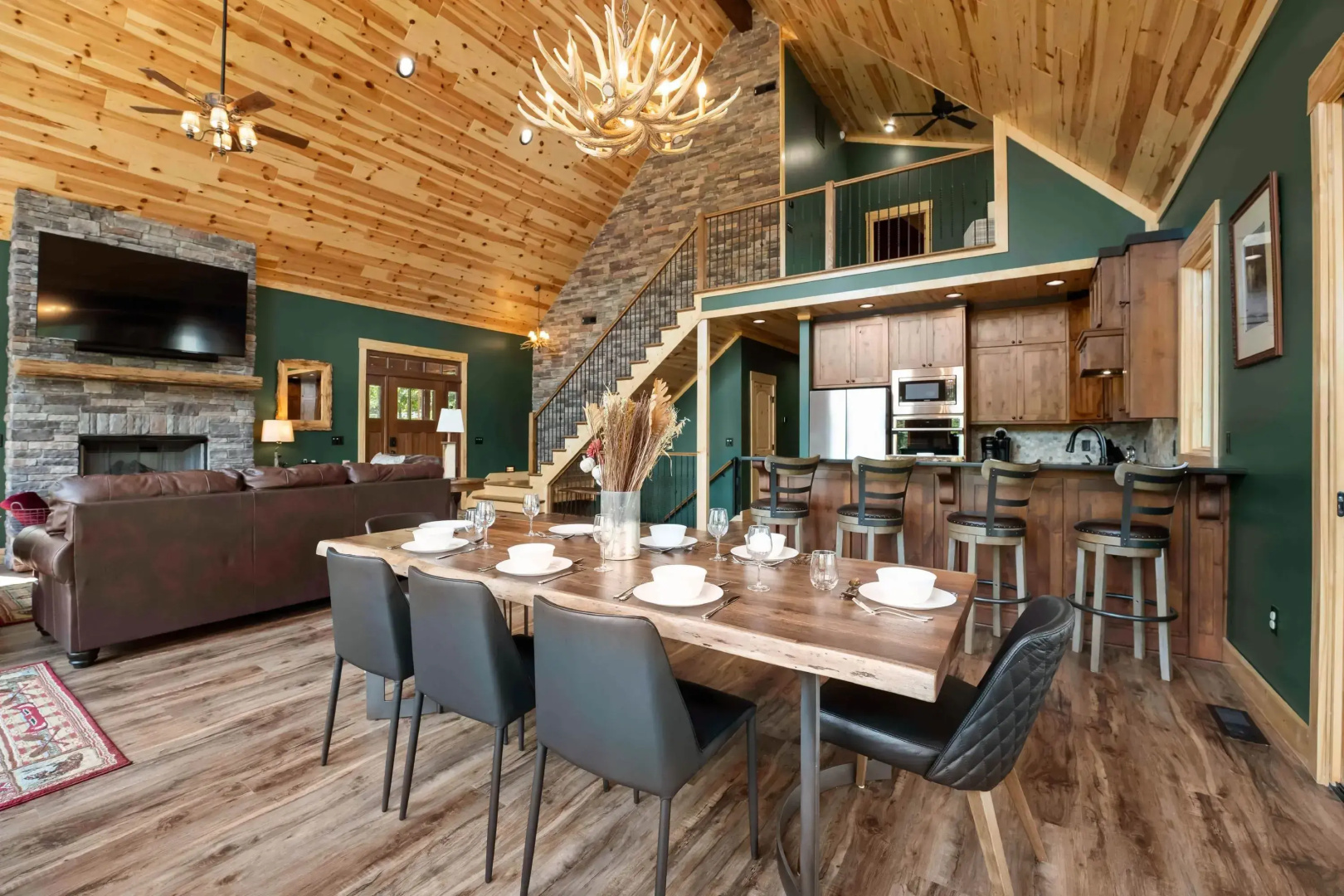Black Bear Lodge by Avantstay Lakefront Dock Pool Theater Sleeps 20