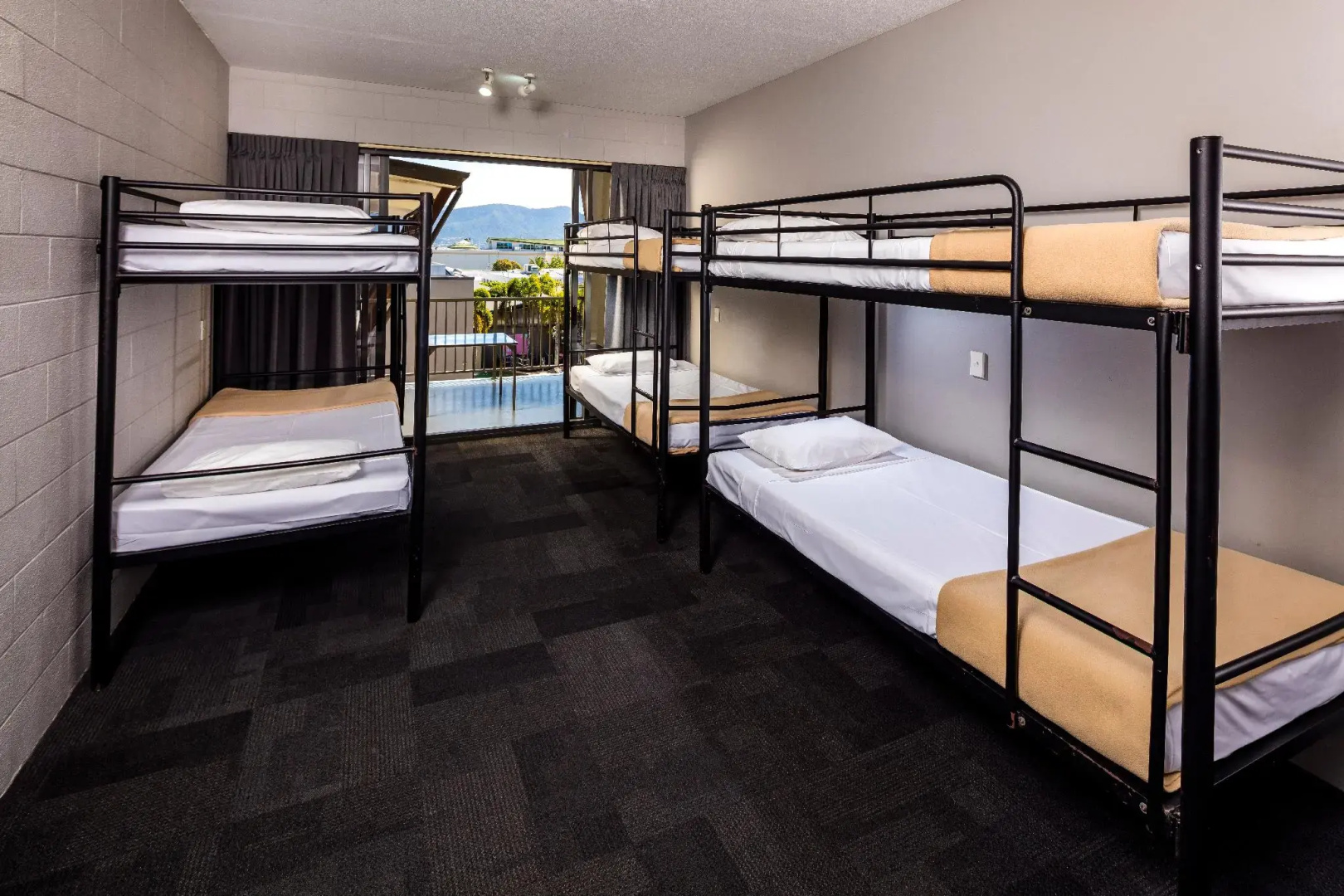 Gilligan's Backpackers Hotel & Resort