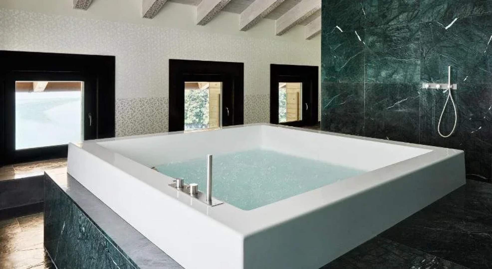 MAANJA Lake Front Suite and Restaurant