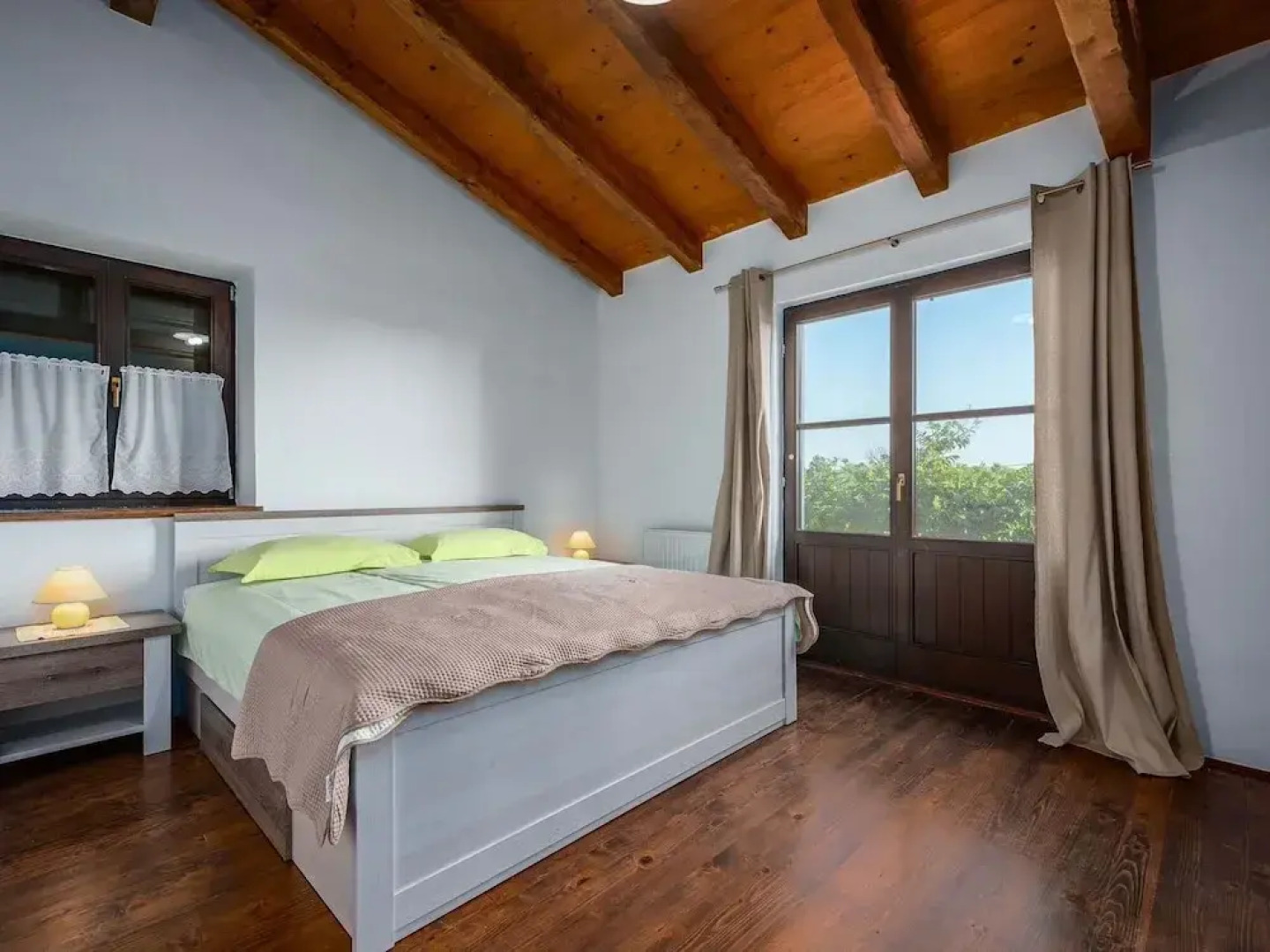 Beautiful Villa With Swimming Pool and Fenced Garden