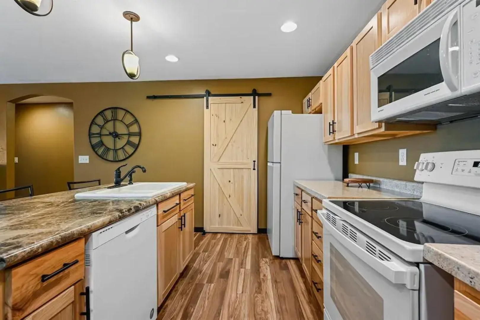 Tranquil Lakefront Oasis - Fire Pit Fishing BBQ