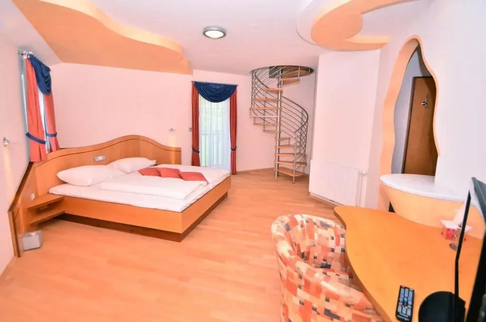 G.H. Knoll "Proellhofer" Cafe Bar Hills