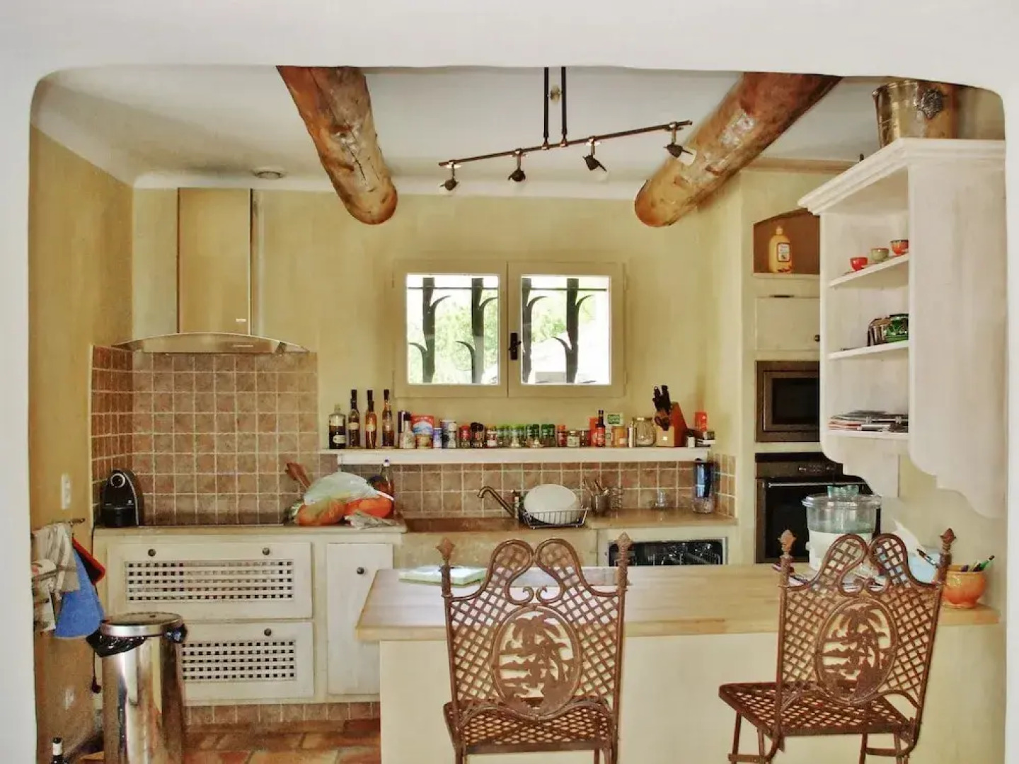 House With 4 Bedrooms in Mollégès, With Wonderful Mountain View, Priva