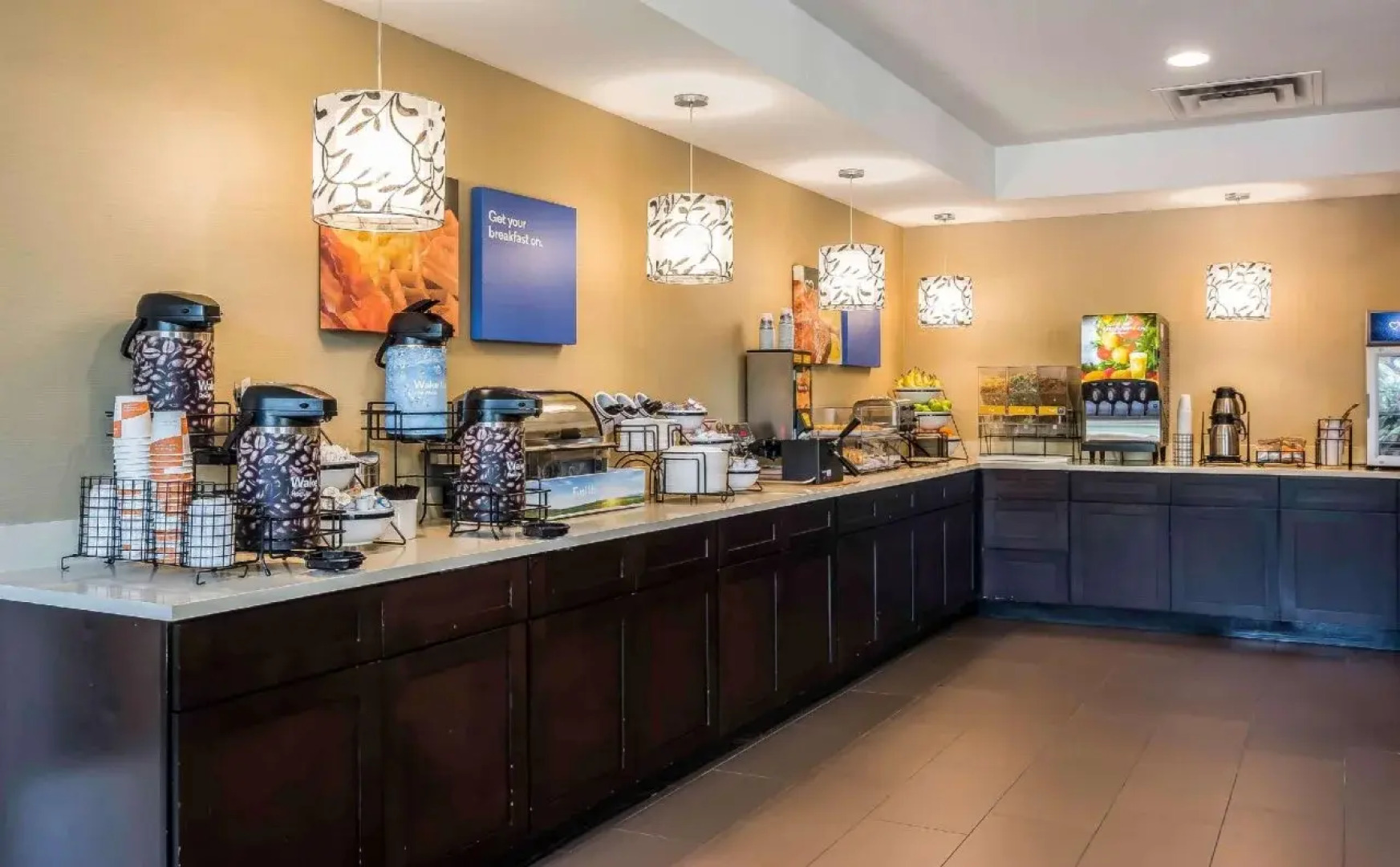 Comfort Inn & Suites near Six Flags